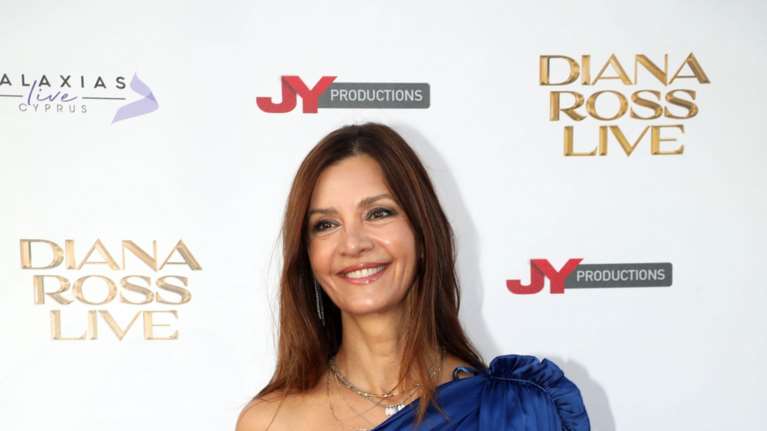 Κατερίνα Λέχου: Εκθαμβωτική στο Καλλιμάρμαρο με μίνι one-shoulder φόρεμα σε μπλε ηλεκτρίκ