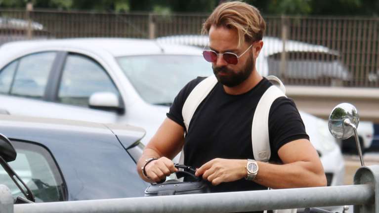 Θύμα απάτης ο Ηλίας Βρεττός: Επιτήδειοι του άδειασαν τον τραπεζικό λογαριασμό από το κινητό του τηλέφωνο [Βίντεο]