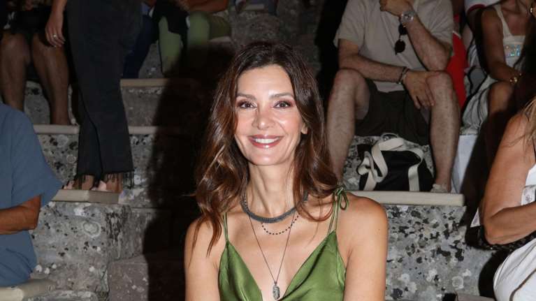 Κατερίνα Λέχου: Η επιτομή της κομψότητας στην Επίδαυρο - Με σικ slip dress και ανθρακί σανδάλια [εικόνες]