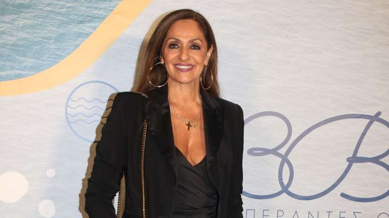 Βίκυ Κουλιανού: Η βραδινή εμφάνιση με μίνι κρουαζέ φόρεμα, μπλέιζερ, φλατ σανδάλια με κρύσταλλα και YSL τσάντα