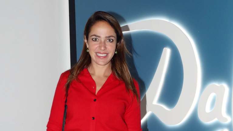 Δόμνα Μιχαηλίδου: Η casual chic φθινοπωρινή εμφάνιση με cardigan, μίνι και μπότες σε εγκαίνια έκθεσης