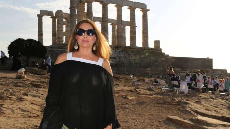 Αντζελα Γκερέκου: Κομψή στην Κέρκυρα - Απολαμβάνει τον καφέ της με τη μητέρα της [εικόνα]