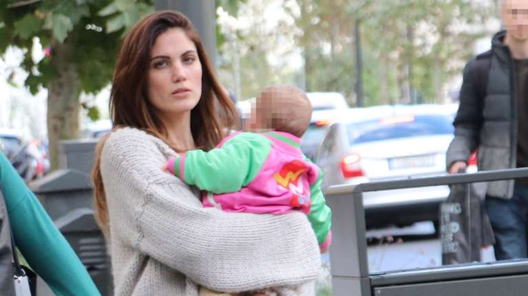 Μαίρη Συνατσάκη: Βόλτα στην Αθήνα μαζί με την κόρη της - Η χαριτωμένη Ολίβια και το πολύχρωμο μπουφάν