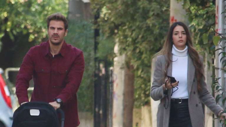 Άκης Πετρετζίκης: Το άνετο office look της συζύγου του Κωνσταντίνας με γκρεζ παλτό