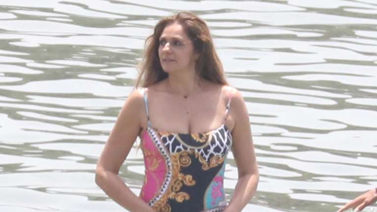 Η Βίκυ Κουλιανού με αψεγάδιαστη σιλουέτα στην παραλία, στα 53 της [εικόνες]