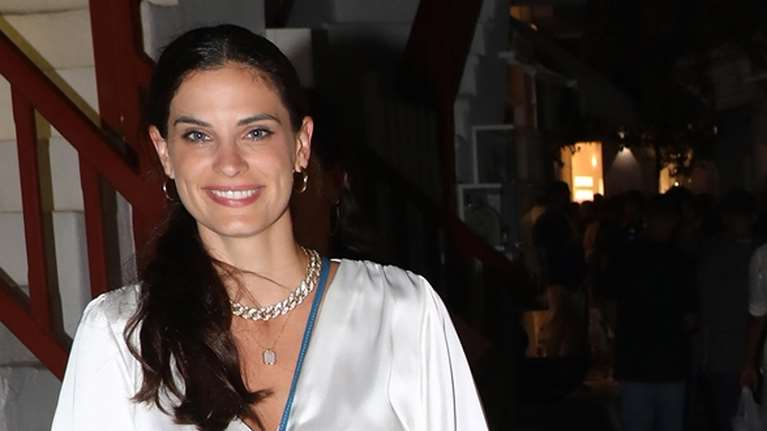 Xριστίνα Μπόμπα: Βόλτα στη Μύκονο με baggy τζιν, σατέν λευκό πουκάμισο και βραδινά φλατ σανδάλια