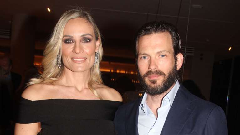 Ελεονώρα Μελέτη: Πανύψηλη σε έξοδο με τον σύζυγό της - Το μαύρο μίντι φόρεμα και οι πολύ ψηλές γόβες της