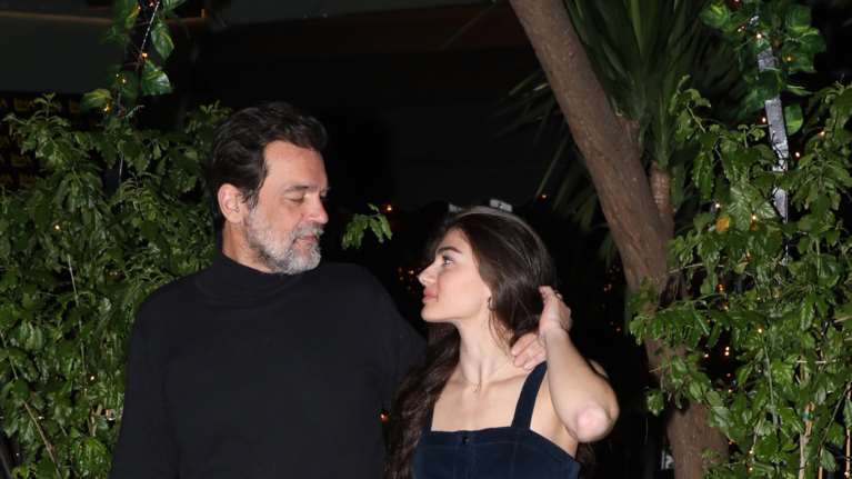 Βασιλική Μακρή: Η 25χρονη σύντροφος του Κωνσταντίνου Καζάκου με βελουτέ σούπερ μίνι σε έξοδο [εικόνες]