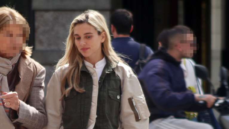 Μαριάννα Γουλανδρή Λαιμού: Εντελώς άβαφη, με κομψό street style στο κέντρο της Αθήνας