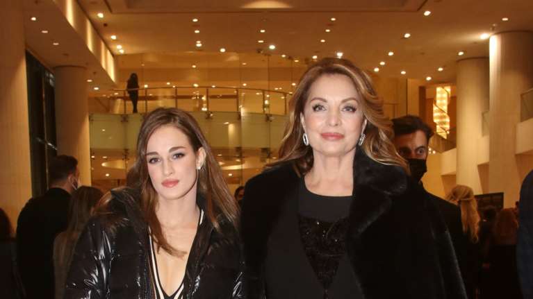 Η Μαρία Βοσκοπούλου εντυπωσιάζει ως καλεσμένη σε γάμο: Super chic και φθινοπωρινή