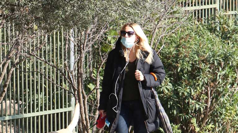 H Σμαράγδα Καρύδη με μοδάτη τζιν παντελόνα στο κέντρο της Αθήνας