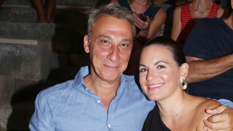 Όλγα Κεφαλογιάννη – Μίνως Μάτσας: Κυριακάτικη βόλτα με τα δίδυμα στο ίδρυμα Σταύρος Νιάρχος [εικόνες]