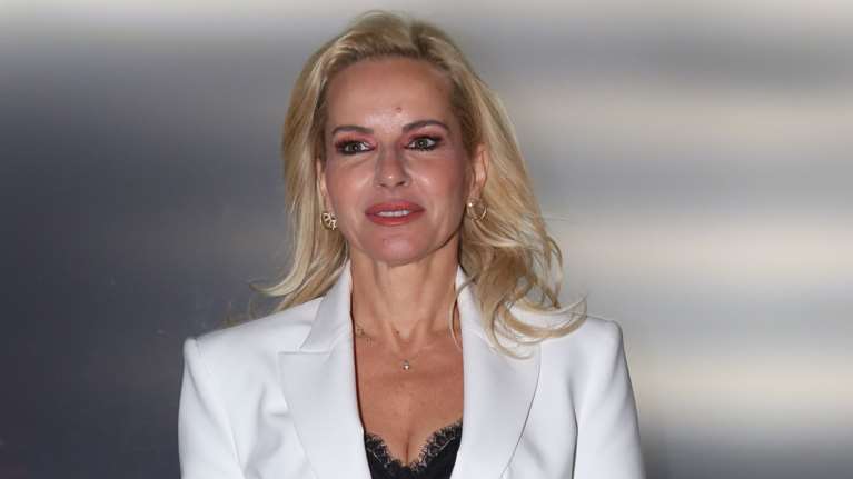 Λευκό κοστούμι τον χειμώνα: Η Μαρία Μπεκατώρου έκανε τη διαφορά σε βραδινή έξοδο