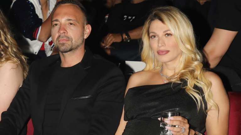 Κωνσταντίνα Σπυροπούλου: Στα μπουζούκια με σούπερ μίνι κολλητό φόρεμα και πολύ φουσκωμένη κοιλιά