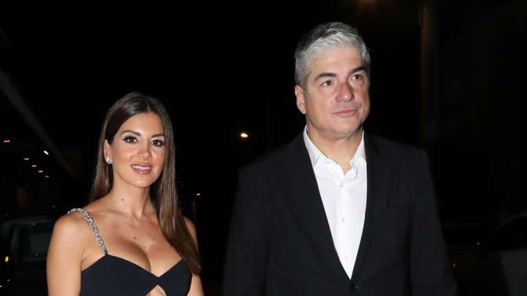 Σταματίνα Τσιμτσιλή: Εντυπωσιακή ως καλεσμένη σε γάμο - Με λιλά μίνι φόρεμα