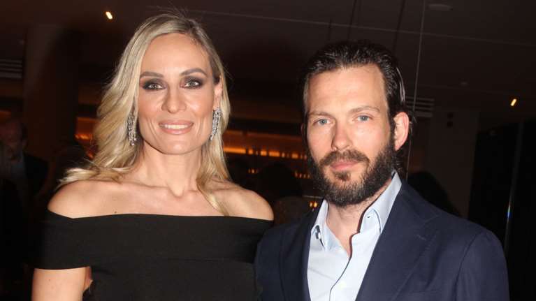 H Ελεονώρα Μελέτη και o Θοδωρής Μαροσούλης ποζάρουν μαζί στο Ευρωκοινοβούλιο: &quot;Ασορτί&quot; με ροζ και navy blue blazer