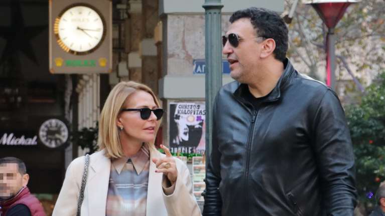 Τζένη Μπαλατσινού: Άβαφη και στιλάτη στο κέντρο της Αθήνας - Το απίθανο τζιν που συνδύασε με flat booties