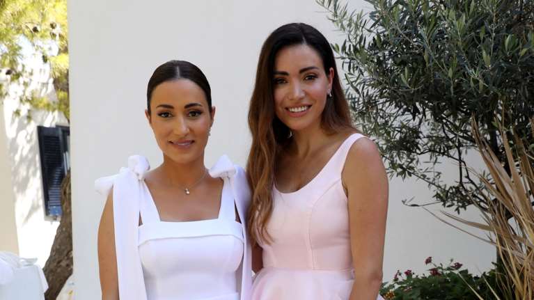 Όλγα Φαρμάκη: Φόρεσε το ίδιο φόρεμα με την κόρη της στη βάφτισή της - Ροζ, μίνι, με τούλι