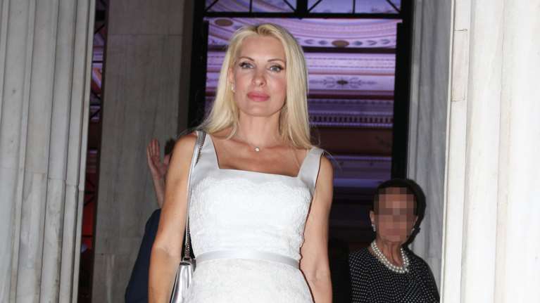 Ελένη Μενεγάκη: Με καλοκαιρινό look στη γειτονιά της - Η super chic φούστα της