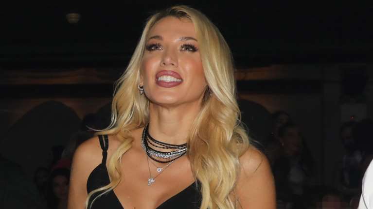 Κωνσταντίνα Σπυροπούλου: Βραδινή έξοδος με μίνι μεταλλική φούστα που αναδείκνυε τα καλογυμνασμένα πόδια της