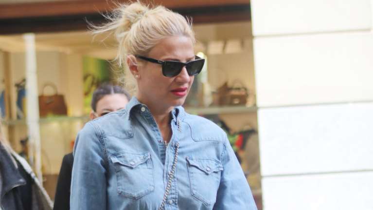 Το denim on denim look της Φαίης Σκορδά: Στο κέντρο της Αθήνας με τον γιο της Δημήτρη