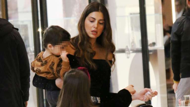 Η Σταματίνα Τσιμτσιλή παίρνει τα παιδιά της από δραστηριότητες με τη... σαγιονάρα και τη δείχνει στους θαυμαστές της