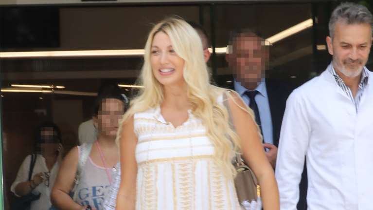 Η Κωνσταντίνα Σπυροπούλου θηλάζει στην παραλία