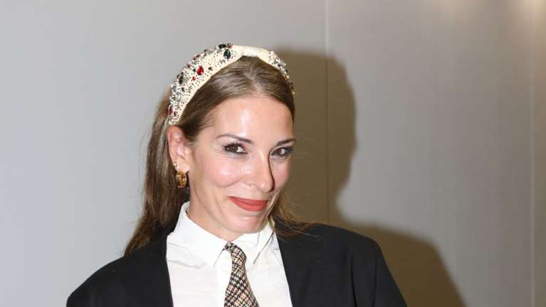 Η Αθηνά Μαξίμου με το απόλυτο ανδρόγυνο look – Η παχνιδιάρικη λεπτομέρεια στη γραβάτα