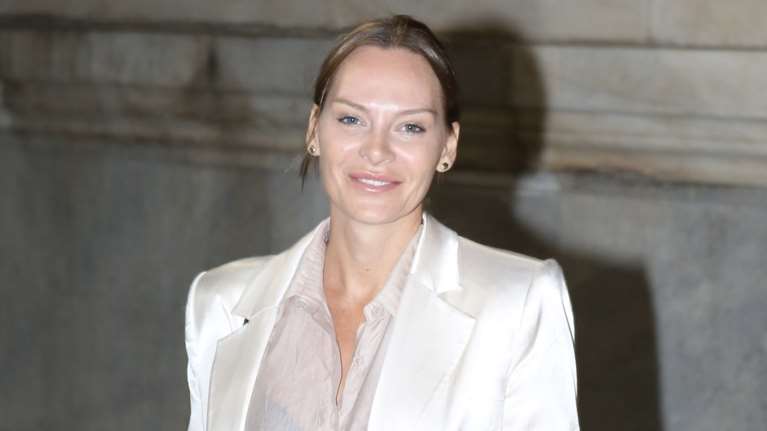 Υβόννη Μπόσνιακ: Ο σοφιστικέ τρόπος που συνδύασε το τζιν της με μεταξωτό μπλέιζερ και πουκάμισο στην ίδια απόχρωση