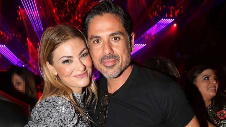 Δέσποινα Καμπούρη: Ετοιμη για τις γιορτές με το απόλυτο ασημί party dress - Η σπάνια έξοδος με τον επιχειρηματία σύζυγό της