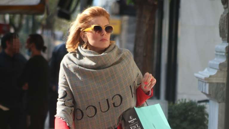 Ευγενία Μανωλίδου: Πρωινή βόλτα στην Αθήνα με κόκκινο μπλέιζερ, 12ποντα και Gucci