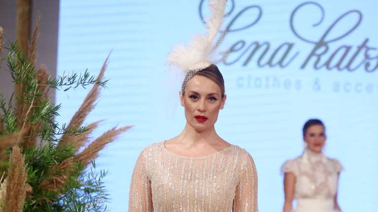 Με ροζ νυφικό και φτερό στο κεφάλι στον γάμο της η Ελεονώρα Μελέτη: "Καταπληκτικό σαν ρομπούλα"