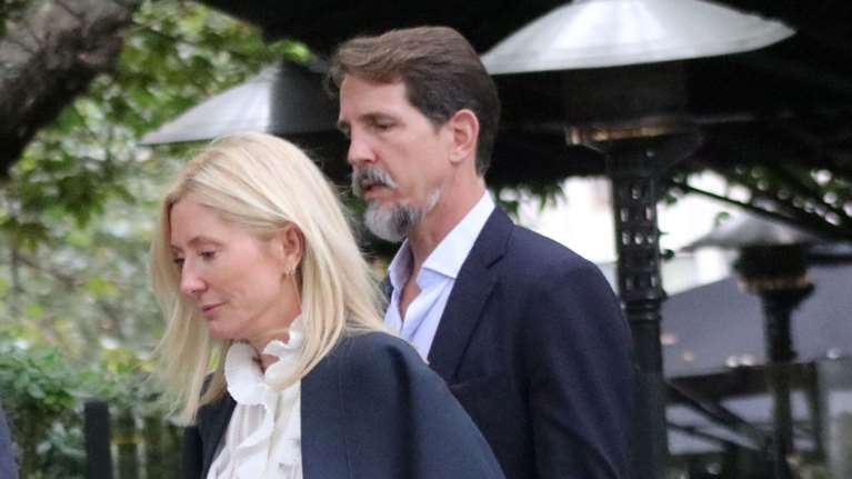 Μαρί Σαντάλ: Βόλτα στη Βουκουρεστίου με navy blazer και την αγαπημένη της τσάντα Birkin της Hermès