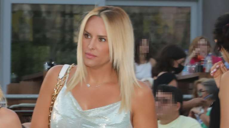 Έλενα Ασημακοπούλου: Με λευκό σορτσάκι σε βραδινή έξοδο μετά την ανακοίνωση του διαζυγίου