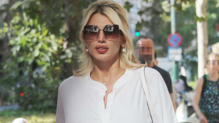 Κωνσταντίνα Σπυροπούλου: Με λευκό σούπερ μίνι φόρεμα και Gucci σνίκερς στο κέντρο της Αθήνας