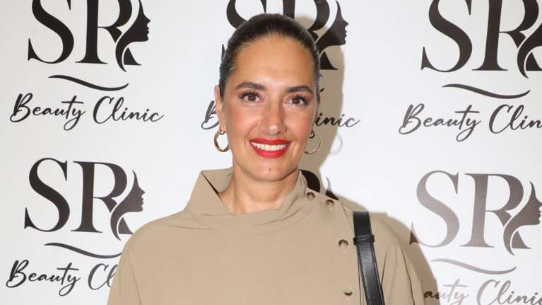 Νόνη Δούνια: Η στιλάτη καπαρντίνα και οι εκκεντρικές δίχρωμες μπότες της που έκλεψαν τις εντυπώσεις