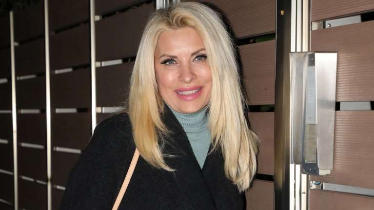 H Μενεγάκη στο μοντέρνο σπίτι του Ουγγαρέζου στο Παλαιό Φάληρο: Το υπέροχο παλτό, τα booties και η Louis Vuitton τσάντα της