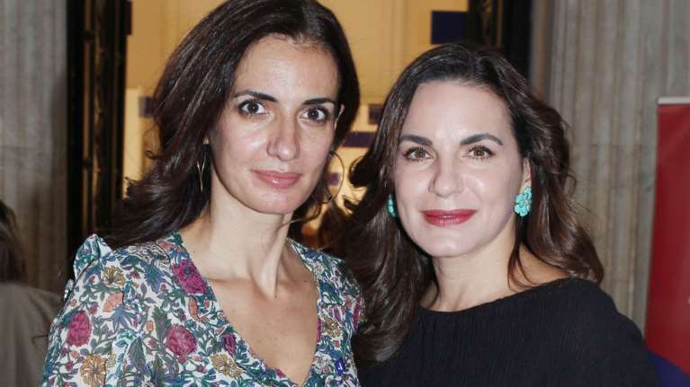 Όλγα Κεφαλογιάννη με την αδερφή της Χριστίνα στο Ζάππειο Μέγαρο
