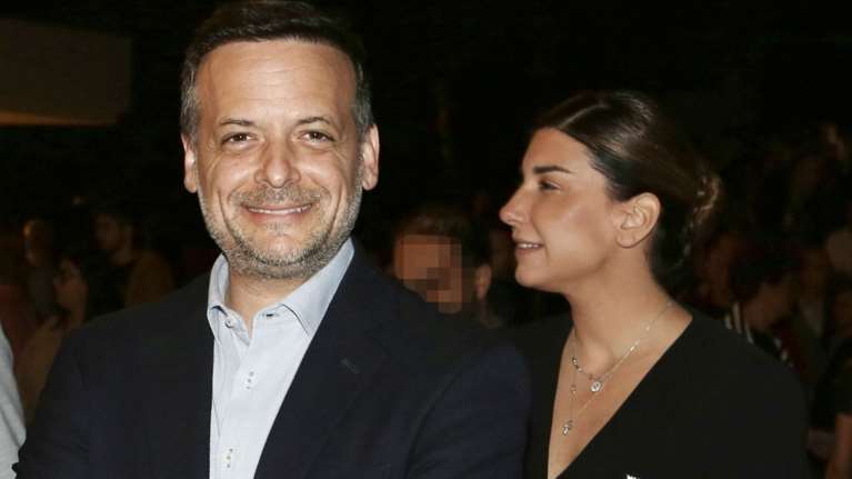 Γεωργία Πολυτάνου: Η εμφάνιση στον Λυκαβηττό με τον Χάρη Δούκα - Το σικάτο κοντομάνικο σακάκι και το κομψό σινιόν