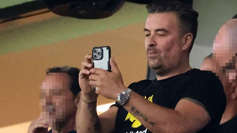 Ισμήνη Αϊβάζη: Στο γήπεδο με τον πατέρα της Γιάννη Αϊβάζη - Η εντυπωσιακή μελαχρινή έφηβη με τα πολύ μακριά μαλλιά