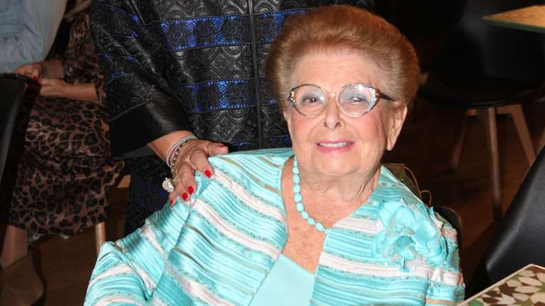 Η Βέφα Αλεξιάδου τα βάζει με τον Κασσελάκη: Γιατί να παντρευτεί με άνδρα; Να καθίσει στα αβγά του [βίντεο]