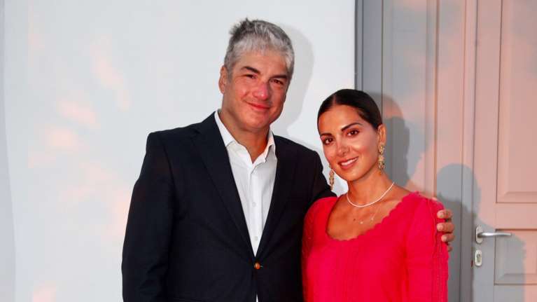 Σταματίνα Τσιμτσιλή: Με εμπριμέ ολόσωμο μαγιό σε πλαζ της Πάρου