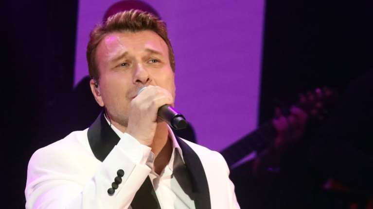 Γιάννης Πλούταρχος: Αυτά είναι τα γράμματα που άφησε έξω από το σπίτι του η εμμονική θαυμάστρια - &quot;Σε αγαπάω πάρα πάρα πολύ&quot;