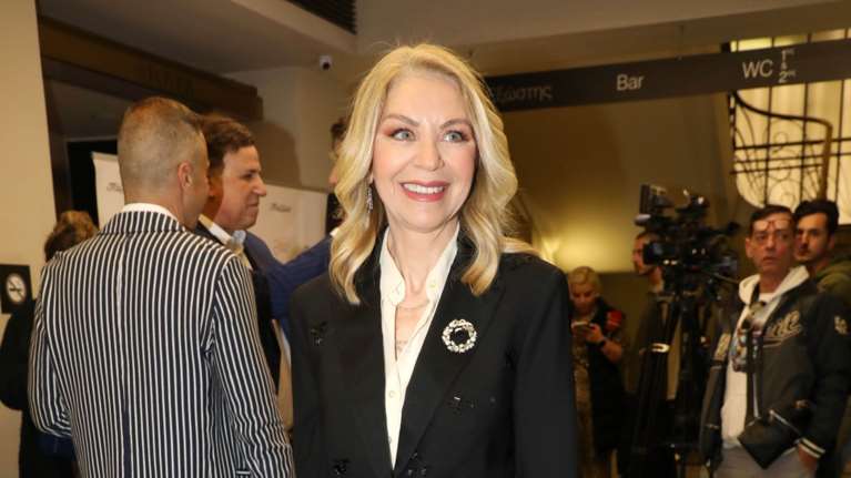 Η Έλλη Στάη super chic σε θεατρική πρεμιέρα - Οι nude γόβες της