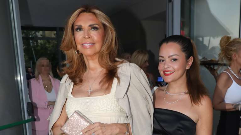 Μιμή Ντενίση: Οικογενειακό τραπέζι με τους συγγενείς της από την Αμερική