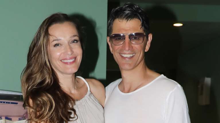 Η Κάτια Ζυγούλη στο πλευρό του Σάκη Ρουβά- Με total beige look