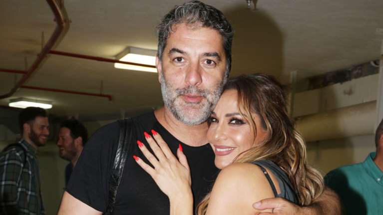 Δέσποινα Βανδή: Στο πλευρό του συντρόφου της Βασίλη Μπισμπίκη στην Επίδαυρο [εικόνες]