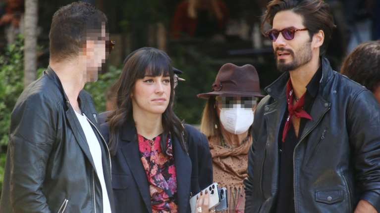 Ραφαέλα Ψαρρού: Ο ανατρεπτικός συνδυασμός με μίνι φλοράλ φόρεμα και Dr. Martens