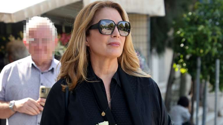 Άντζελα Γκερέκου: Μαυροντυμένη και με σπασμένο χέρι στην κηδεία του Μίμη Πλέσσα