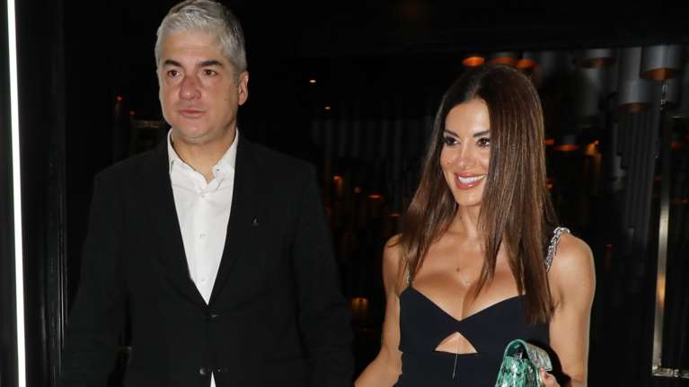 Βραδινό ραντεβού για Σοφό - Τσιμτσιλή: Το σούπερ μίνι φόρεμα της παρουσιάστριας και τα iconic πέδιλα του οίκου Saint Laurent